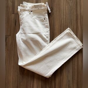 NWT: Abercrombie & Fitch- Mid-Rise Women's White Jeans
Size: 28-R